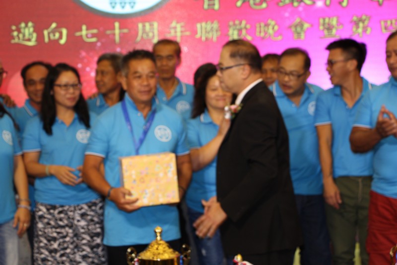 銀員龍舟隊隊員上台領獎