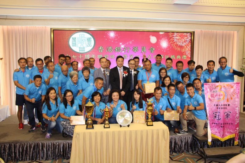 銀員龍舟隊隊員上台領獎大合照