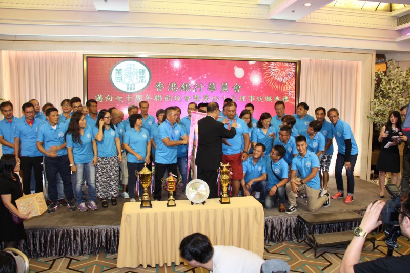 銀員龍舟隊隊員上台領獎