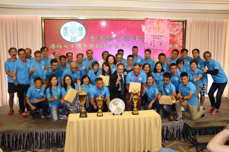 銀員龍舟隊隊員上台領獎大合照