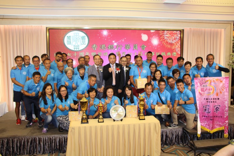 銀員龍舟隊隊員上台領獎大合照