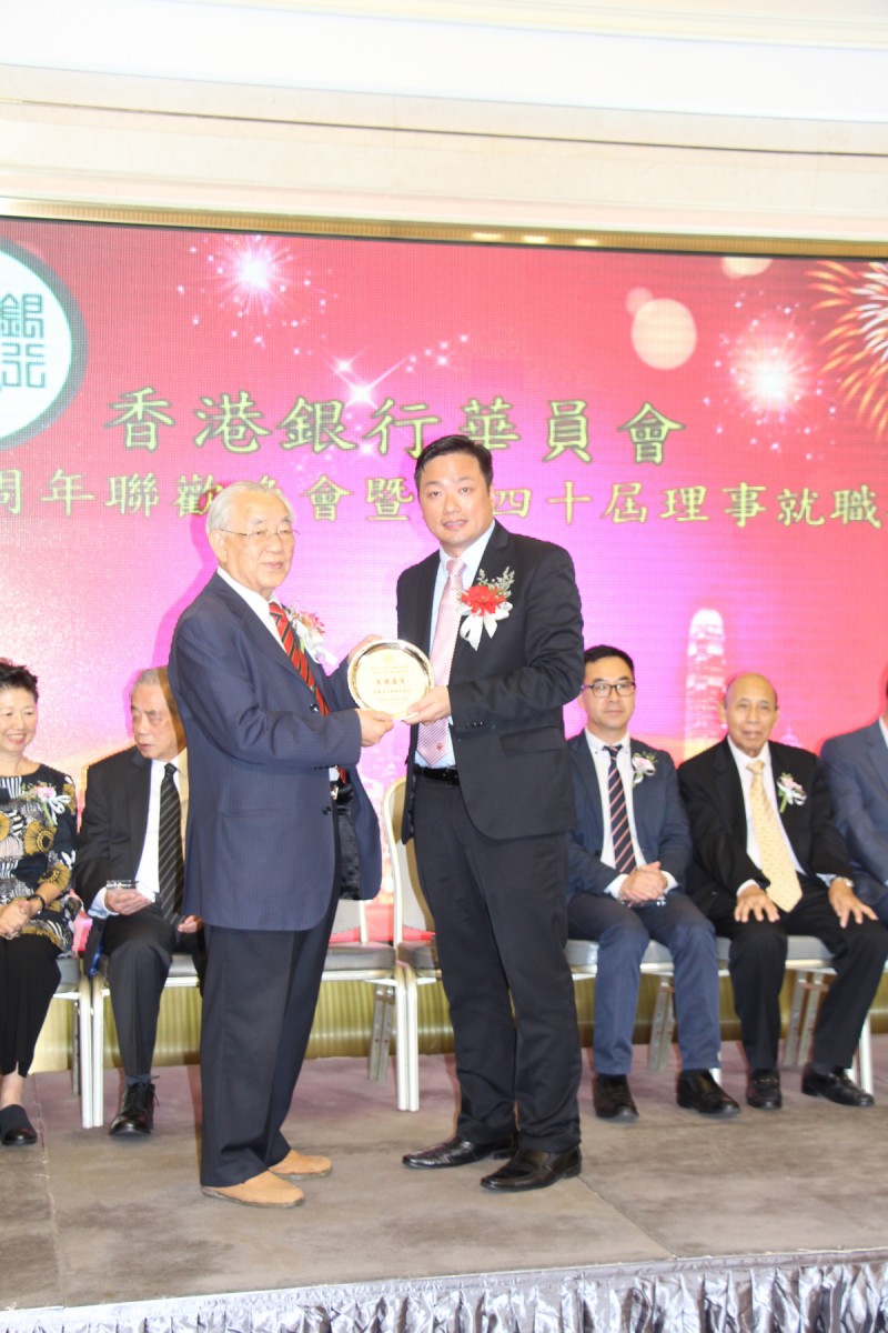 徐主席致送紀念品