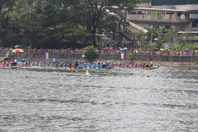 激烈的賽事進行中..6號船 銀員龍- 藍色隊衣