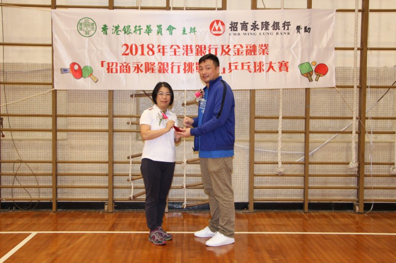 徐主席致送紀念品給朱侃儀小姐