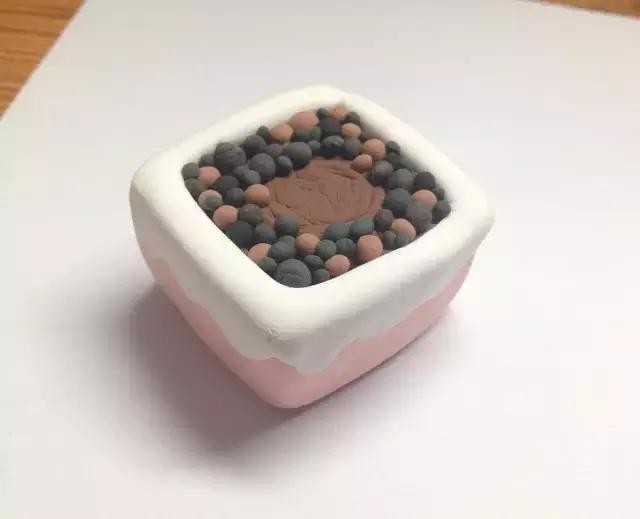 捏一些小珠子放盆子裡作為裝飾石頭。